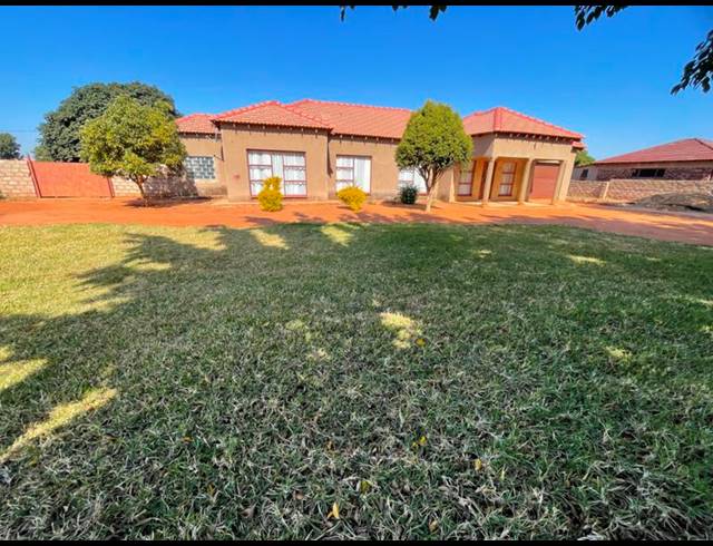 3 BEDROOM HOUSE FOR SALE IN LEBOWAKGOMO ZONE A